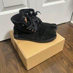 TOMS Black Chukka Suede Boot w/ Sherpa Fold Down Shoes (Women's 7.5W)
